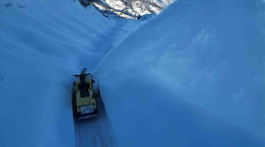 Artvin Camili b&ouml;lgesinde karla m&uuml;cadele &ccedil;alışmaları havadan g&ouml;r&uuml;nt&uuml;lendi