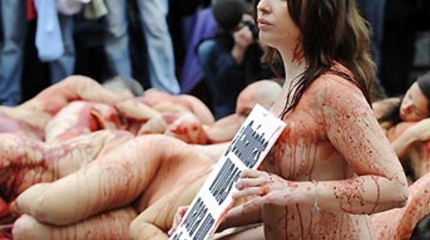 &Ccedil;ırıl&ccedil;ıplak soyundular!