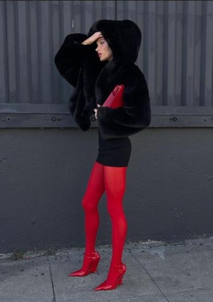 Elsa Hosk ayna karşısında eşofmanını indirip poz verdi! Bir bakan bir daha baktı G1