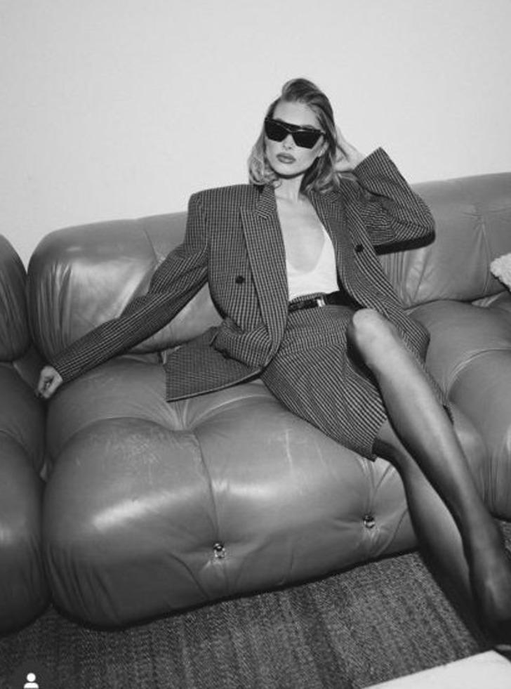 Elsa Hosk ayna karşısında eşofmanını indirip poz verdi! Bir bakan bir daha baktı G2