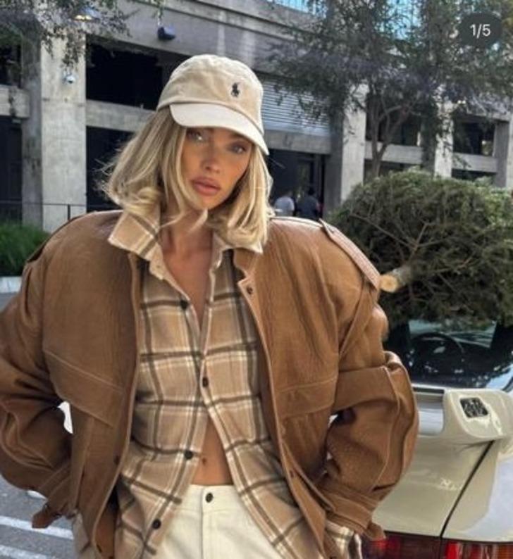 Elsa Hosk ayna karşısında eşofmanını indirip poz verdi! Bir bakan bir daha baktı G4