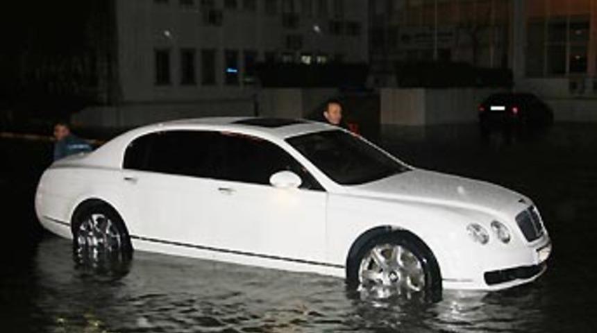 Bentley sular altında!