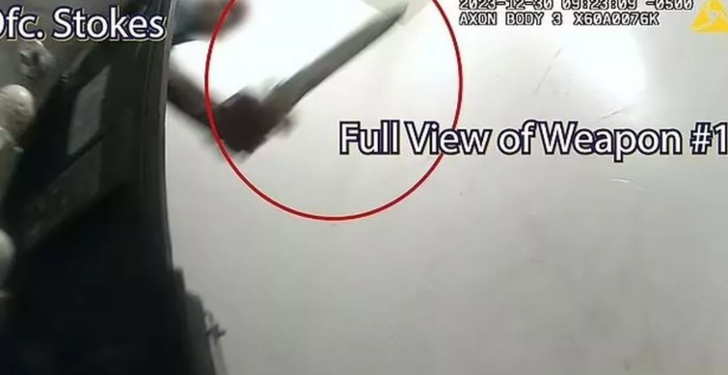 Sadece bir çift çorap giyiyordu! Kendisini yakalamak isteyen polislere önce dışkı fırlattı, sonra palayla saldırdı G2