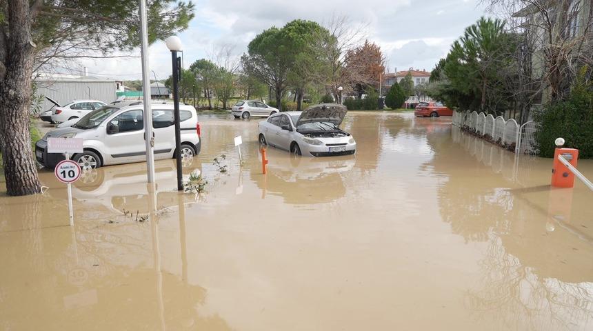 Ayvalık’ta hasar tespit ve su tahliye çalışmaları sürüyor