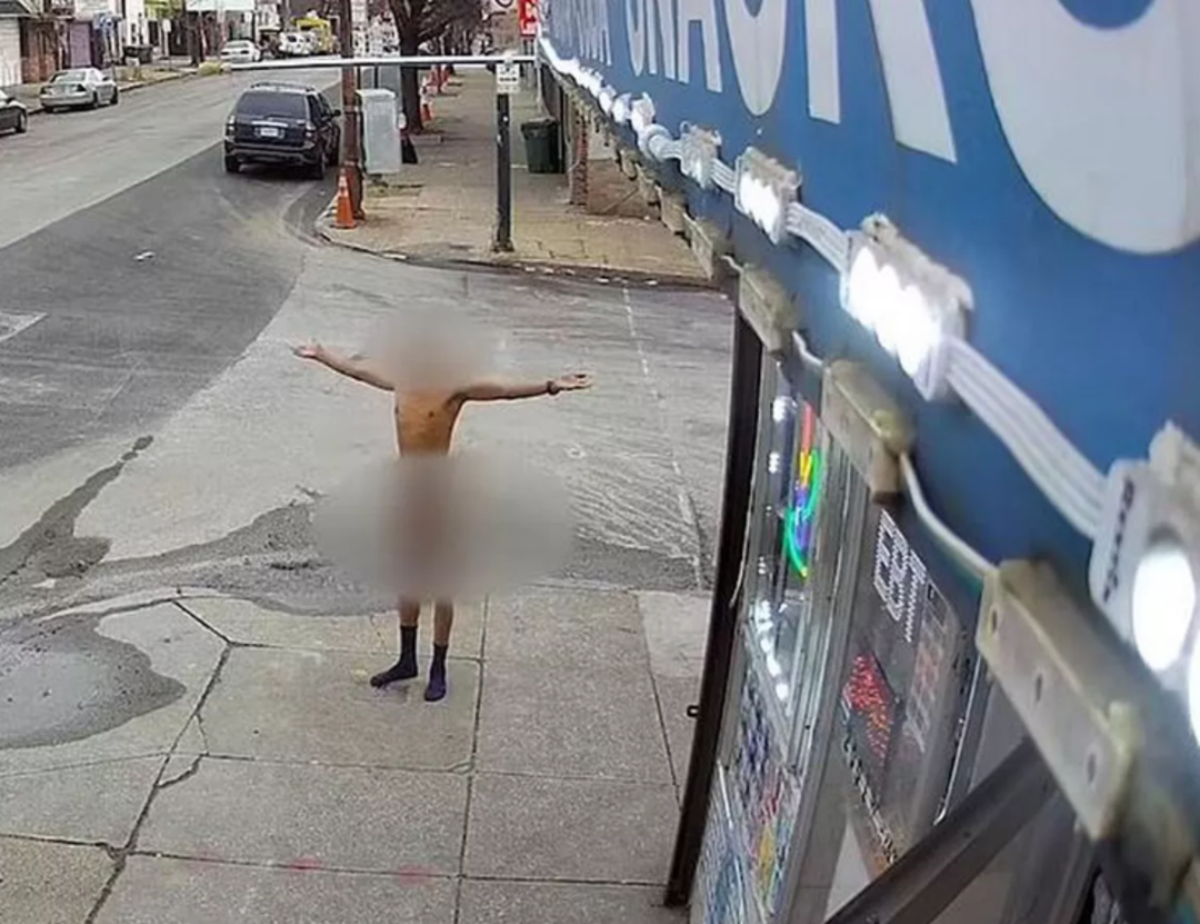 Sadece bir &ccedil;ift &ccedil;orap giyiyordu! Kendisini yakalamak isteyen polislere &ouml;nce dışkı fırlattı, sonra palayla saldırdı