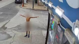 Sadece bir çift çorap giyiyordu! Kendisini yakalamak isteyen polislere önce dışkı fırlattı, sonra palayla saldırdı