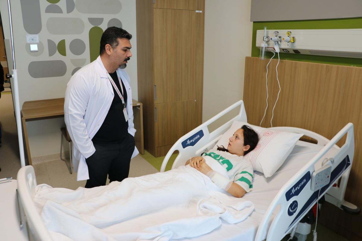 Şanlıurfa'da sahipsiz k&ouml;peğin saldırısına uğrayan &ccedil;ocuğun tedavisi Gaziantep'te s&uuml;r&uuml;yor