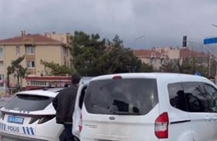 'Yardım edin' diye bağırdı ama... Kameralar her şeyi kaydetti! Esenyurt'ta yol ortasında silahlı gasp dehşeti: Bankadan çıkar çıkmaz önünü kestiler G2