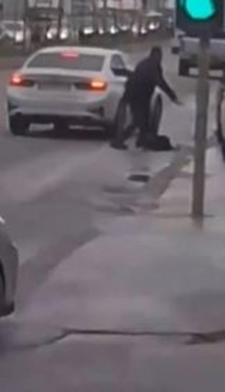 'Yardım edin' diye bağırdı ama... Kameralar her şeyi kaydetti! Esenyurt'ta yol ortasında silahlı gasp dehşeti: Bankadan çıkar çıkmaz önünü kestiler G3