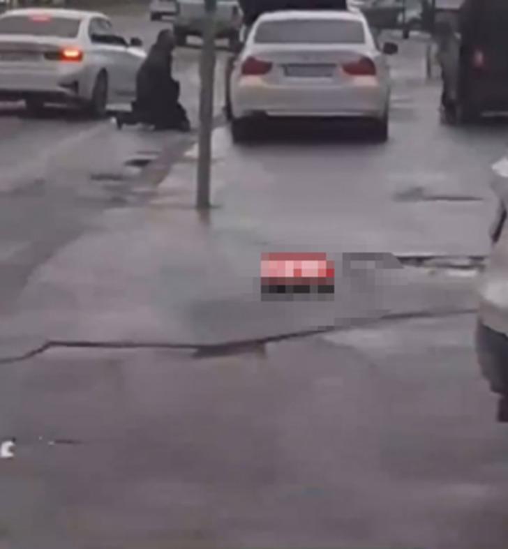 'Yardım edin' diye bağırdı ama... Kameralar her şeyi kaydetti! Esenyurt'ta yol ortasında silahlı gasp dehşeti: Bankadan çıkar çıkmaz önünü kestiler G4