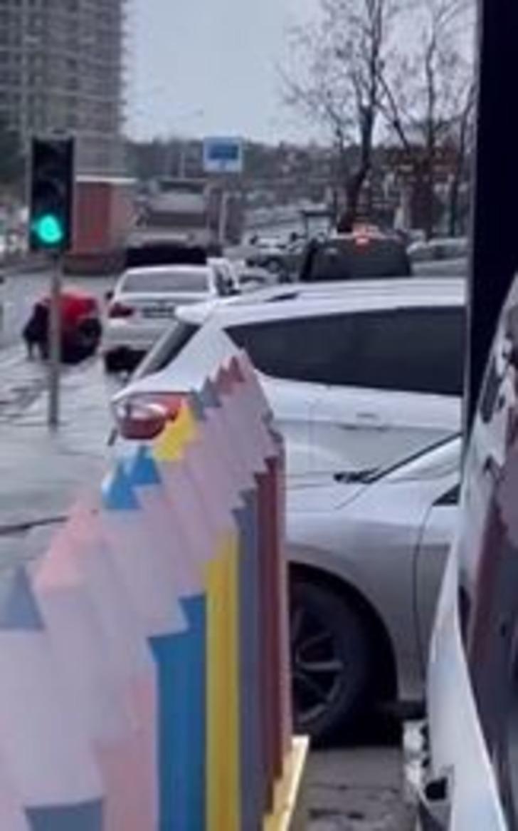 'Yardım edin' diye bağırdı ama... Kameralar her şeyi kaydetti! Esenyurt'ta yol ortasında silahlı gasp dehşeti: Bankadan çıkar çıkmaz önünü kestiler G5