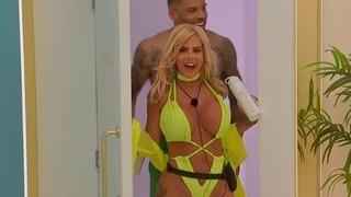 Türkiye'de estetik olan Hannah Elizabeth Love Island'a döndü! Müstehcen yarışmanın ilk gününe damga vurdu