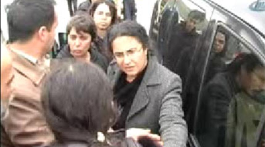 Eyleme katılan kızını zorla g&ouml;t&uuml;rd&uuml;