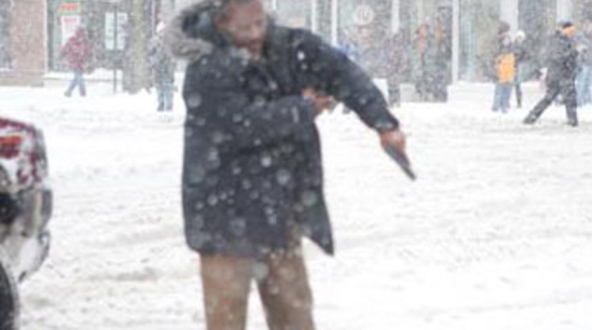 Polisten kartopu atan gen&ccedil;lere silahlı tepki