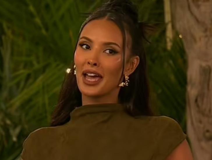 Aşk Adası'nın sunucusu Maya Jama yarışmacıların önüne geçti! "Her an göğüsleri fırlayacak gibi" G4