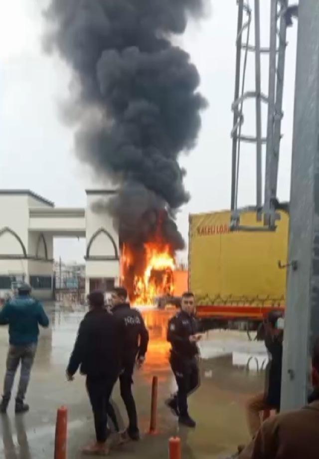 Karkamış Sınır Kapısı’nda bekleyen tır alev topuna döndü