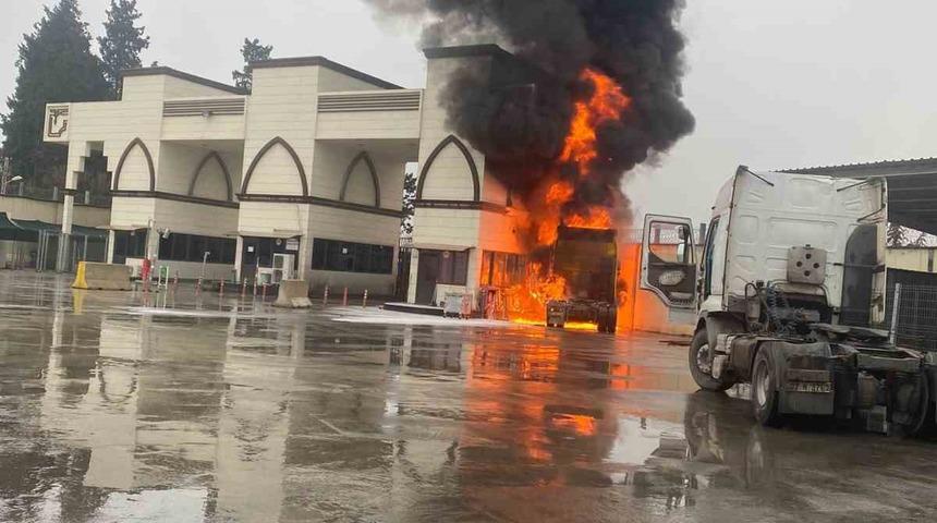 Karkamış Sınır Kapısı’nda bekleyen tır alev topuna döndü