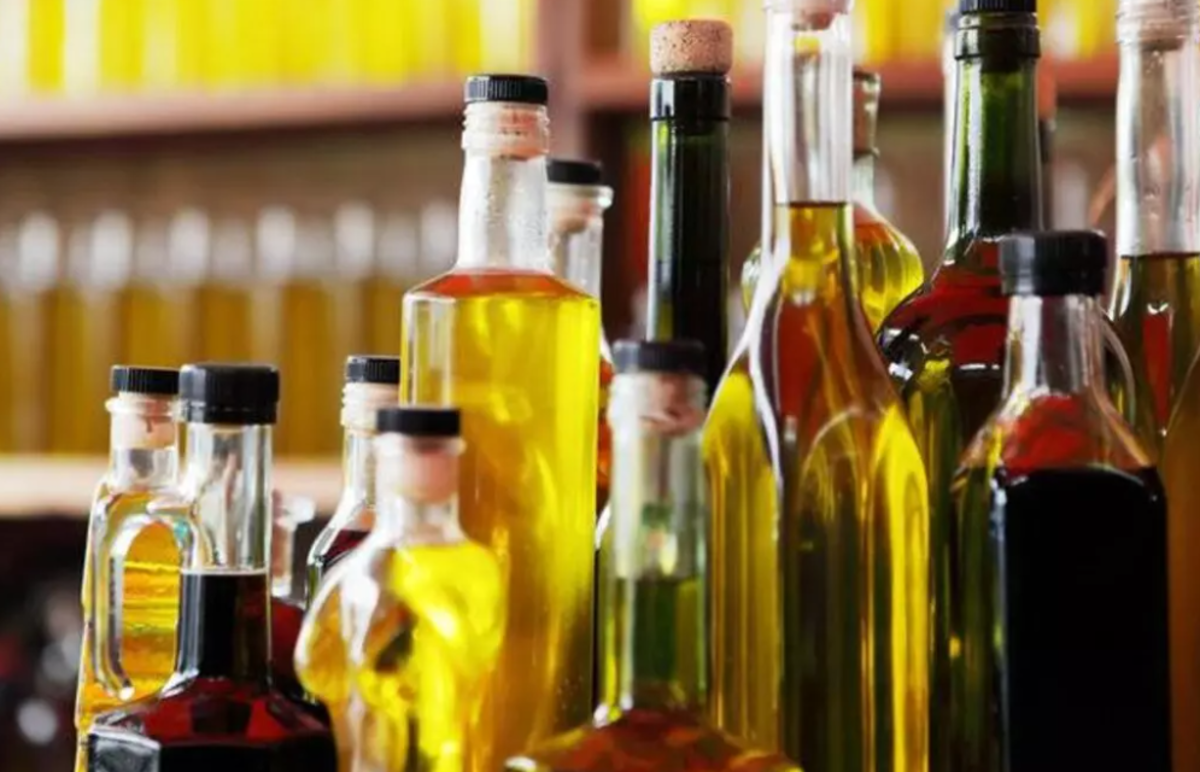 Yapış yapış olan yağdanlıkları tertemiz yapıyor! Yağ kalıntılarını tek seferde s&ouml;k&uuml;p atıyor