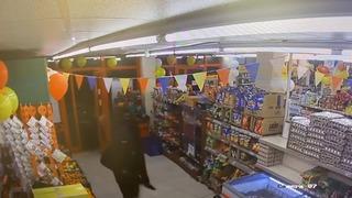 Pompalı tüfekli soyguncuları, marketten paspasla kovaladı! İlginç anlar kamerada