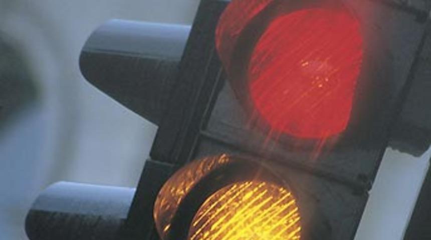 Kırmızıda ge&ccedil;enin ehliyeti gidecek