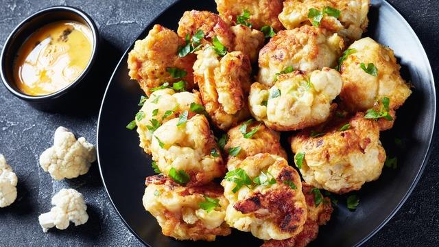 Pratik ve lezzetli karnabahar kızartması tarifi! Karnabaharı sevmeyen bile bayılarak yiyor! İşte malzeme listesi