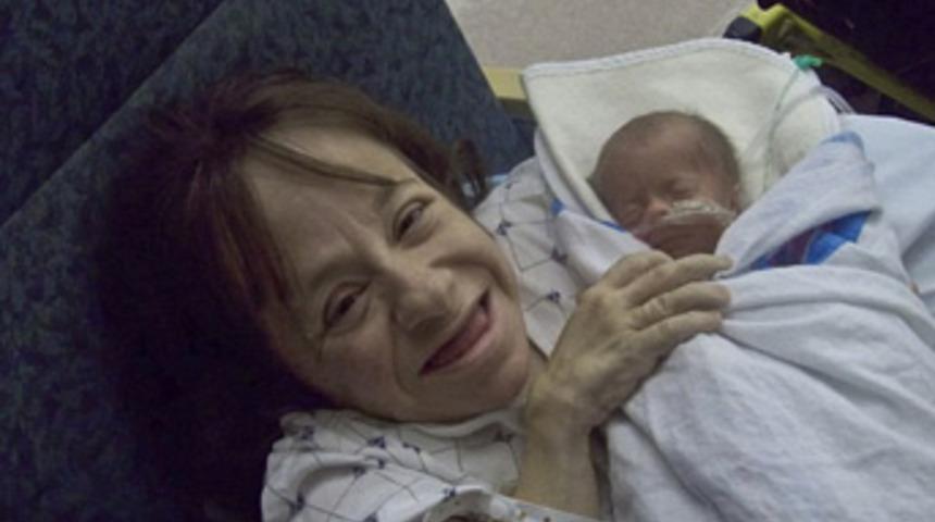 D&uuml;nyanın en k&uuml;&ccedil;&uuml;k annesi doğum yaptı