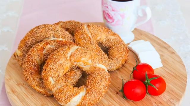 Pratik kahvaltılık: Milföy hamurundan çıtır simit tarifi! Kaşarlı milföy simit nasıl yapılır, malzemeleri neler?