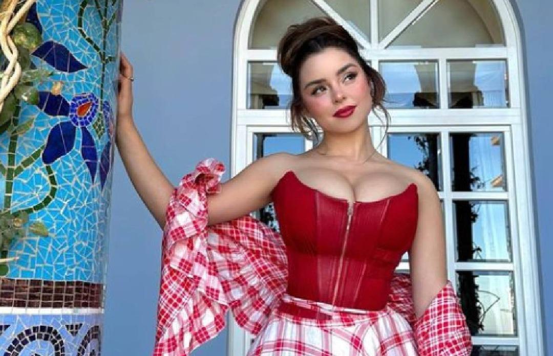 &Uuml;nl&uuml; model Demi Rose yine şaşırtmadı... İlgin&ccedil; bikinisi g&uuml;ndem oldu! Neredeyse g&ouml;ğ&uuml;sleri a&ccedil;ılıyordu