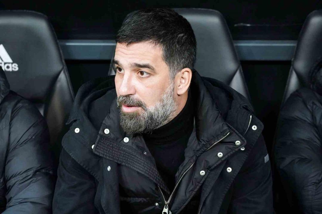 Beşiktaş karşısında Arda Turan hen&uuml;z ma&ccedil;ın başında &ccedil;ılgına d&ouml;nd&uuml;! Oyuncularına g&ouml;sterdiği tepki &ccedil;ok konuşuldu