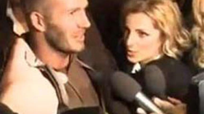 Beckham'ı ayak&uuml;st&uuml; taciz etti!