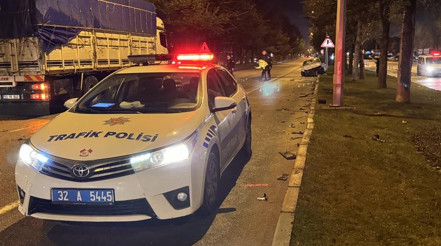 Isparta'da refüje çarpan otomobildeki 1 kişi öldü, bir kişi yaralandı