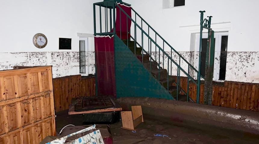 Antalya'da sağanak nedeniyle bir camiyi su bastı