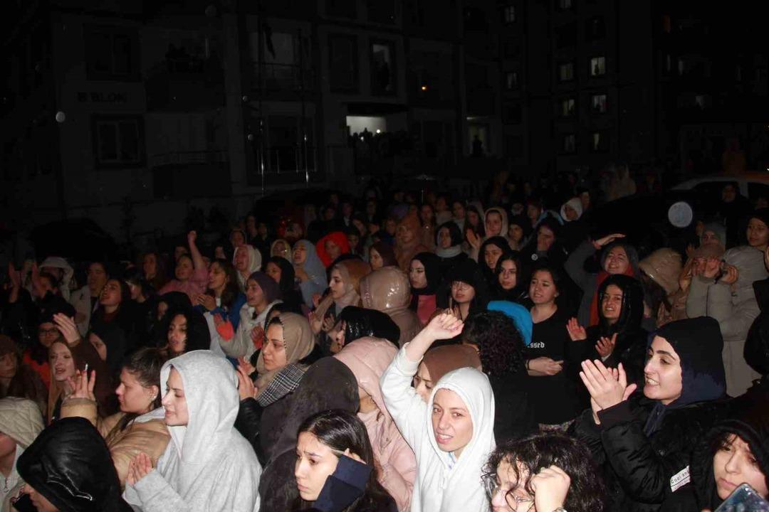 Ordu'daki kız &ouml;ğrenci yurdunda 'asans&ouml;r' paniği! B&uuml;t&uuml;n &ouml;ğrenciler kendilerini bah&ccedil;eye attı, zor sakinleştirildiler