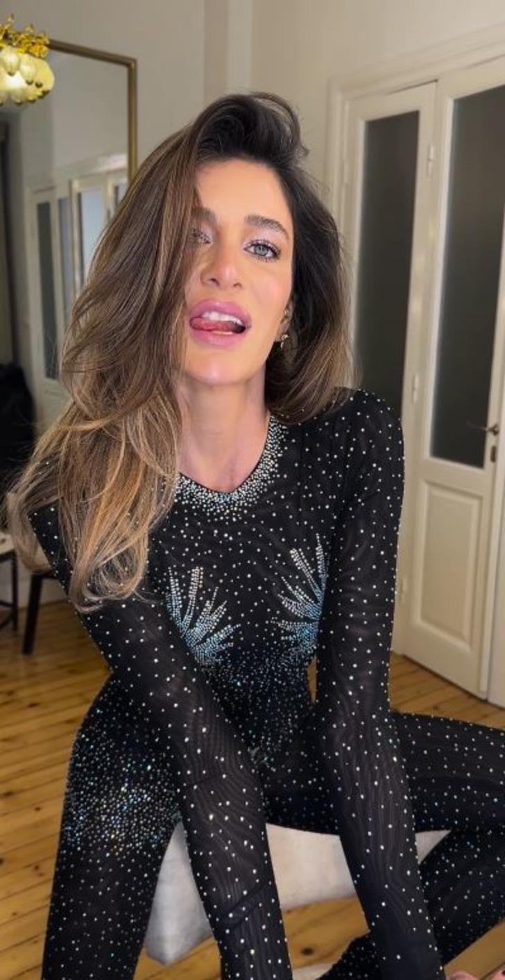 Berrak Tüzünataç kalça dansı ve tulumunun özel bölgelerindeki detayla dikkat çekti! "Popon küçük yazılınca..." G4