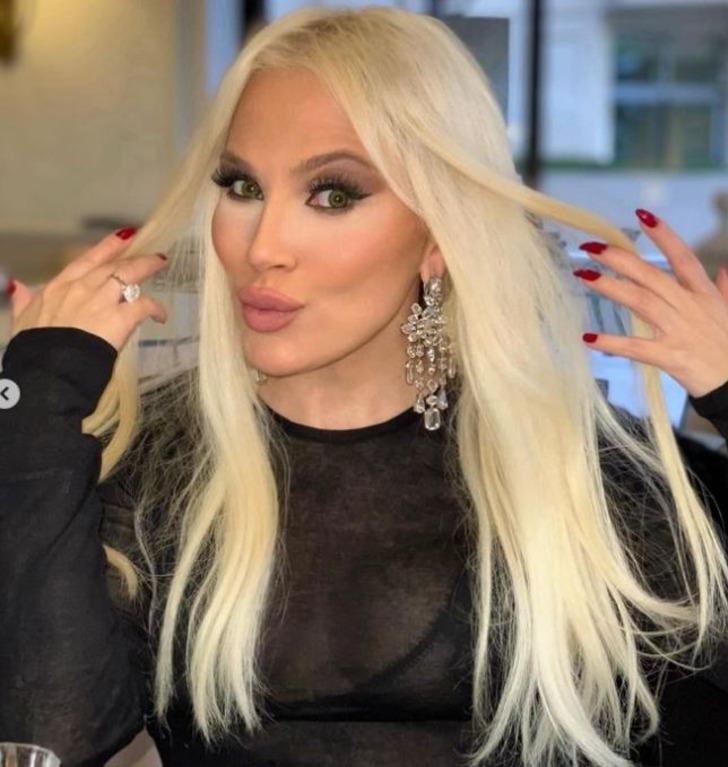 Lerzan Mutlu şeffaf bluzu ve sütyeniyle dikkat çekti! "Çok küçükmüş" yorumu kızdırdı G2