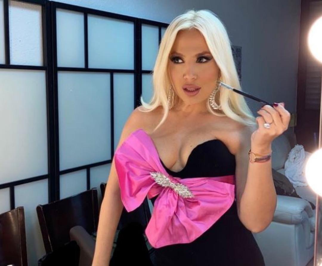 Lerzan Mutlu şeffaf bluzu ve s&uuml;tyeniyle dikkat &ccedil;ekti! "&Ccedil;ok k&uuml;&ccedil;&uuml;km&uuml;ş" yorumu kızdırdı