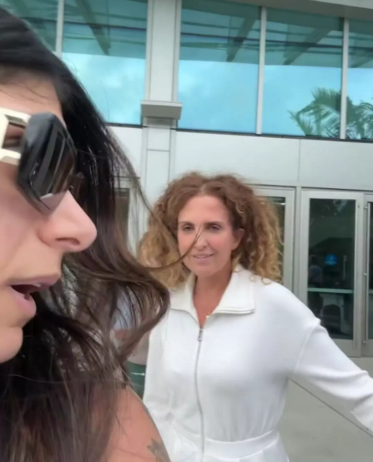 Eski yetişkin film yıldızı Mia Khalifa havalimanında zor anlar yaşadı! İsrail destekçisi yanına gelerek slogan attı... O anları anbean kaydetti G1