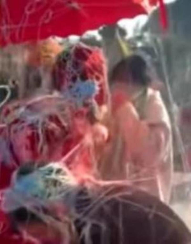 Düğün günü kabusa döndü! Kutlamada kullanılan spreyler bir anda alev aldı... Gelinin yüzü tamamen yandı G2