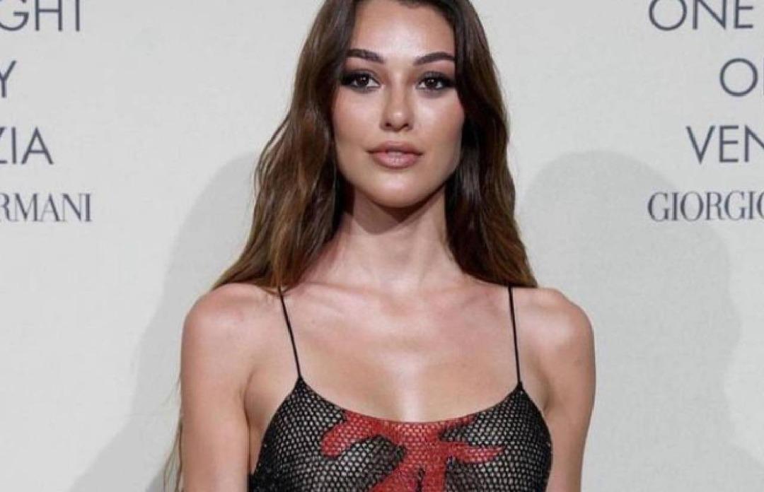 Dilan &Ccedil;i&ccedil;ek Deniz son pozlarıyla olay oldu! Ayna karşısında poz veren oyuncunun beyaz mini eteği dikkatleri &ccedil;ekti...