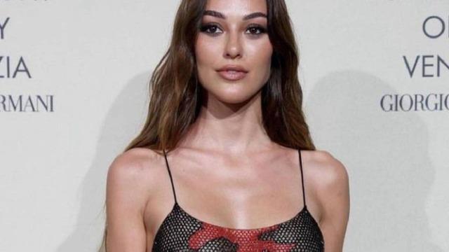 Dilan Çiçek Deniz son pozlarıyla olay oldu! Ayna karşısında poz veren oyuncunun beyaz mini eteği dikkatleri çekti...