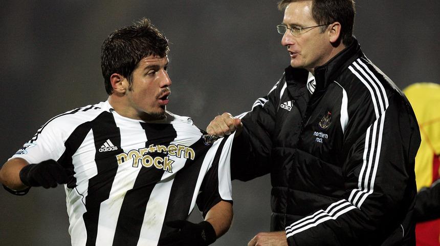 Emre Belözoğlu'nun Newcastle United kariyerini bitiren Joey Barton'un adı ırkçılık ve kadın düşmanlığı ile anılıyor! Sosyal medya üzerinden tacizde bulunduğu da iddia edildi...