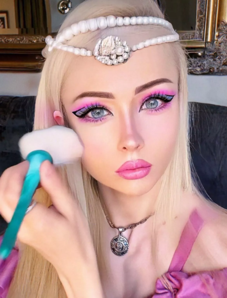 'Barbie tarikatı' çökertildi! Güzelleşmek için öyle şeyler yapıyorlardı ki... Cıva üzerinde nefes almaktan vajina küçültme uygulamalarına kadar G2