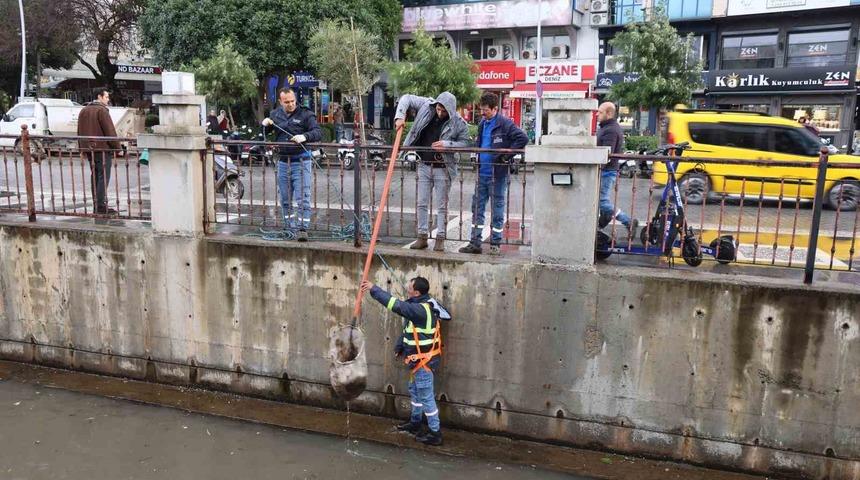 Marmaris Belediyesi Karadere’de biriken atıkları temizledi