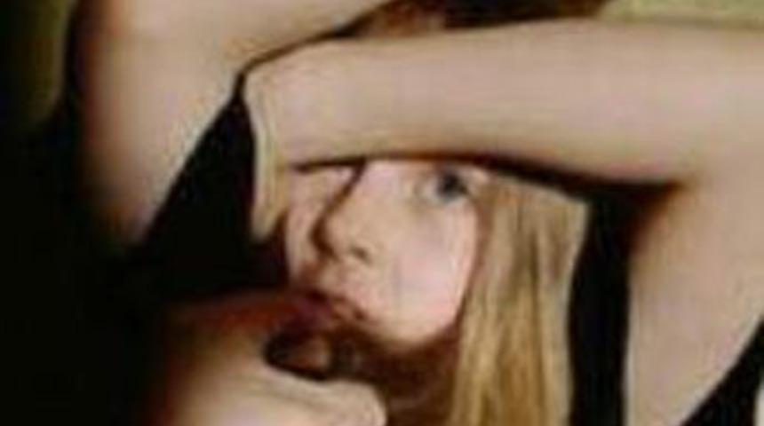 8 ve 10 yaşlarındaki iki kızına porno izletti