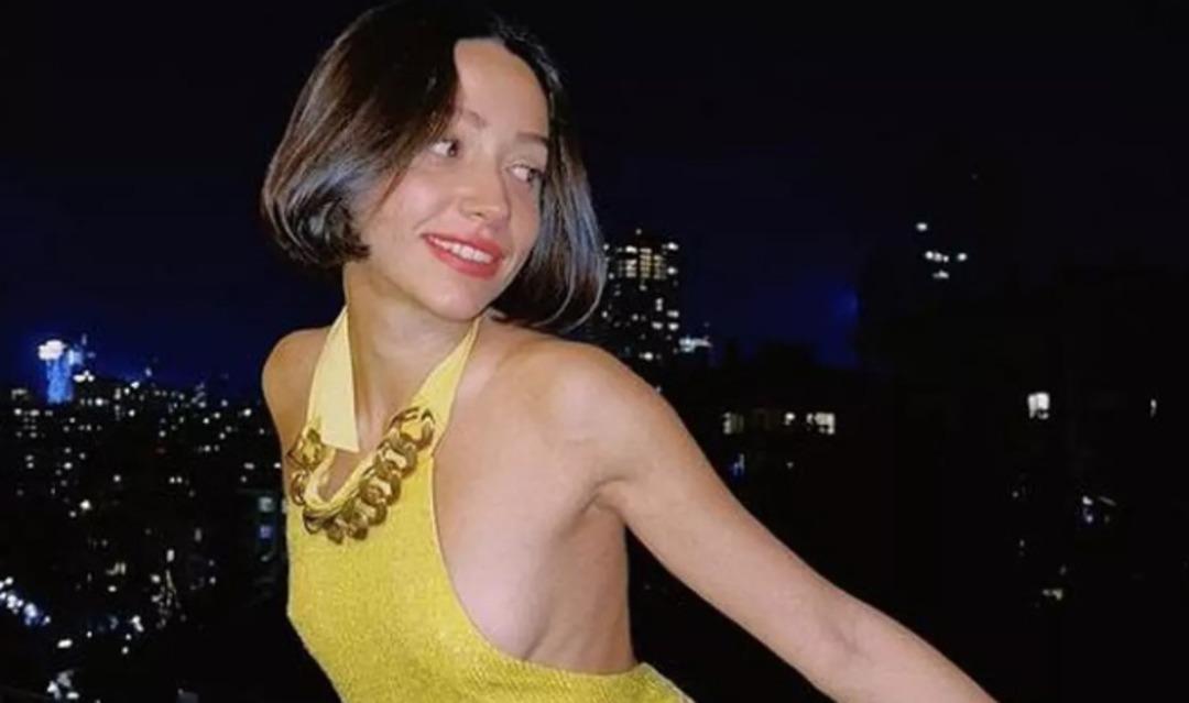 Zeynep Bastık y&uuml;nden s&uuml;tyeni ve s&uuml;per minisiyle poz verdi! 'Tarkan G&uuml;m&uuml;ş Eyer filminden fırlamış gibi' 