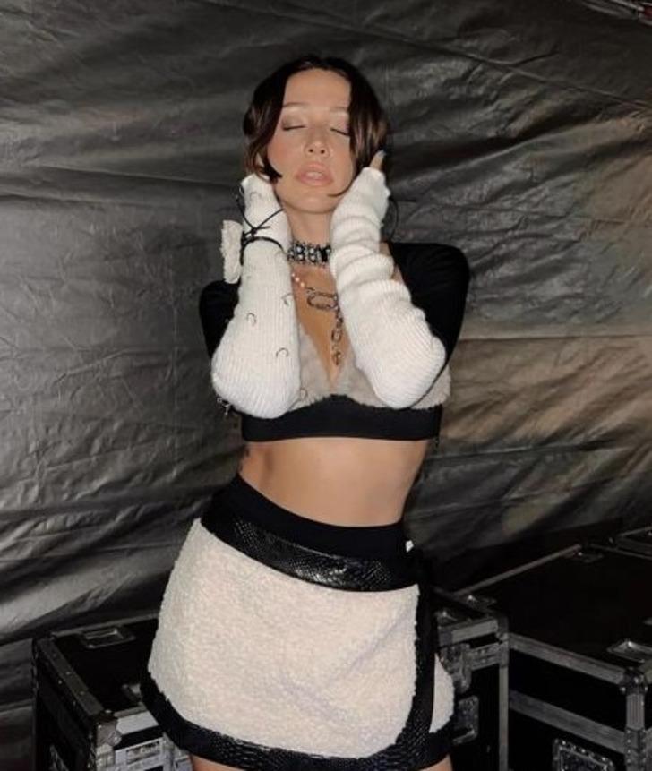 Zeynep Bastık yünden sütyeni ve süper minisiyle poz verdi! 'Tarkan Gümüş Eyer filminden fırlamış gibi'  G1