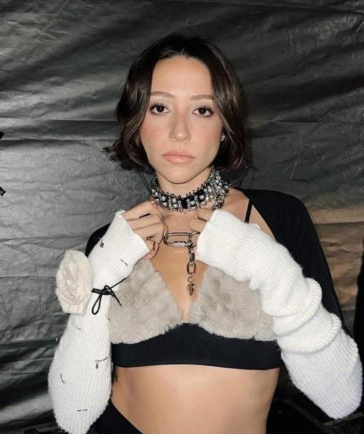 Zeynep Bastık yünden sütyeni ve süper minisiyle poz verdi! 'Tarkan Gümüş Eyer filminden fırlamış gibi'  G2