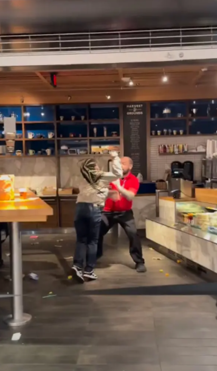 Kovulduğunu öğrenince öfkeden deliye döndü! Patronuna saldırıp ortalığı birbirine kattı... Kavga anları saniye saniye kamerada... G1