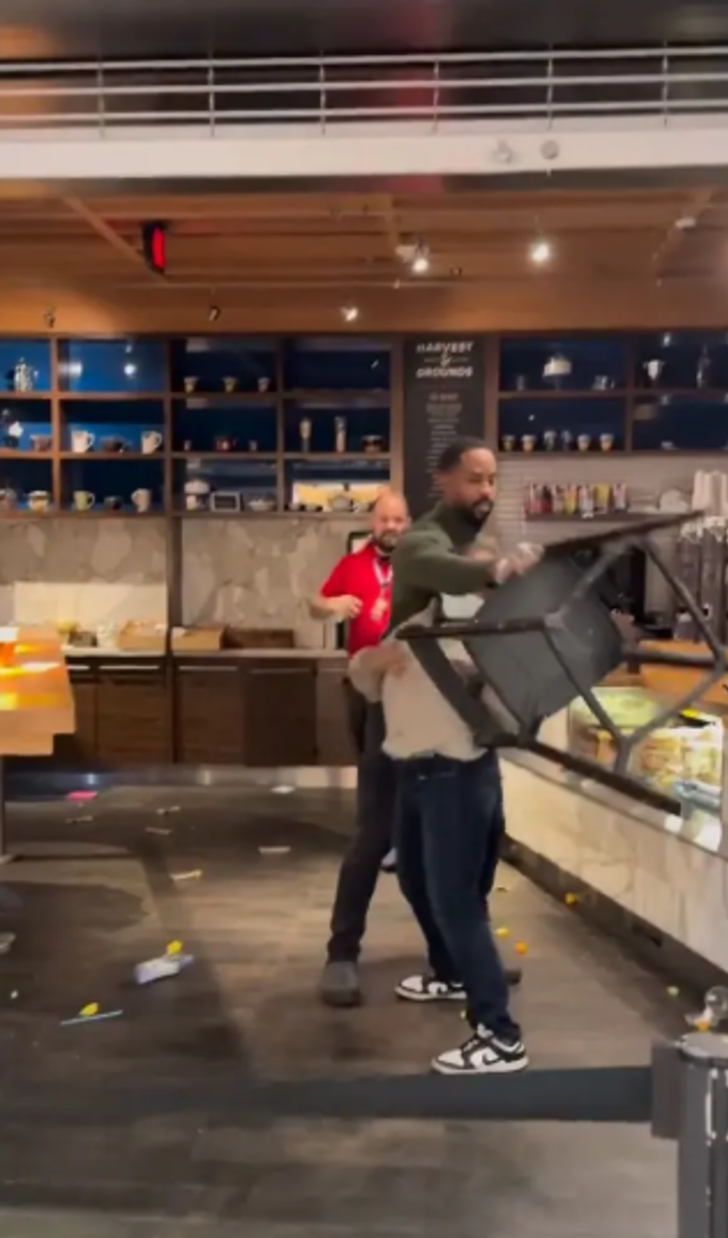 Kovulduğunu öğrenince öfkeden deliye döndü! Patronuna saldırıp ortalığı birbirine kattı... Kavga anları saniye saniye kamerada... G4