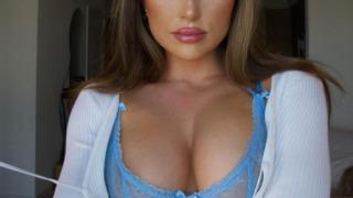 Sosyal medya fenomeni Julia Sandoval ne limit tanıdı ne de sınır! Üstünü tamamen çıkartıp göğüslerini şapkayla kapattı